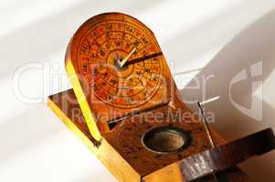 antike chinesische Sonnenuhr mit Kompass