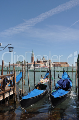 Gondeln und Kirche San Giogio Maggiore in Venedig