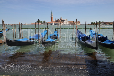 Gondeln und Kirche San Giogio Maggiore in Venedig