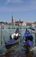Gondeln und Kirche San Giogio Maggiore in Venedig