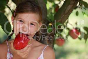 Junges Mädchen isst einen Apfel