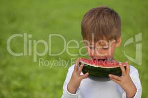 Kleiner Junge isst eine Wassermelone