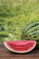 Wassermelone auf einem Holztisch