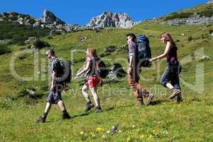 Junge Leute wandern in den Alpen