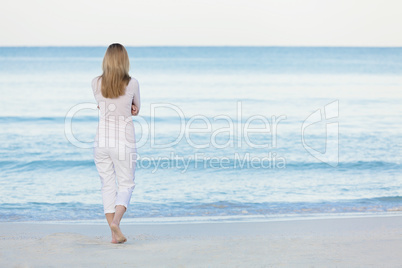 Hübsche blonde junge frau entspannt sich alleine am Strand am m