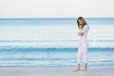 Hübsche blonde junge frau entspannt sich alleine am Strand am m