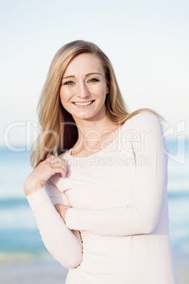 junge hübsche frau im portrait am strand