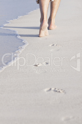 füße laufen barfuß im Sand am Strand