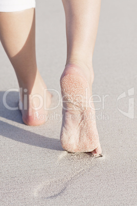 füße laufen barfuß im Sand am Strand