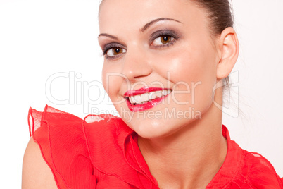 junge hübsche frau mit roten lippen lachend im portrait