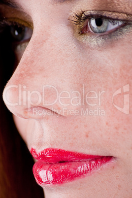 Junge hübsche Frau mit roten Lippen und Sommersprossen