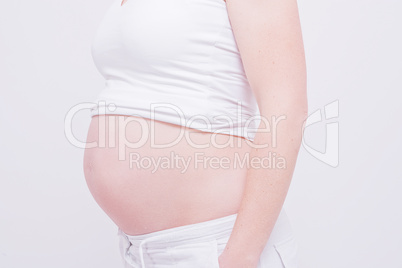 schwangere Frau zeigt ihren runden babybauch