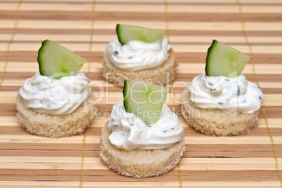 Canapé with spicy cream cheese and cucumber