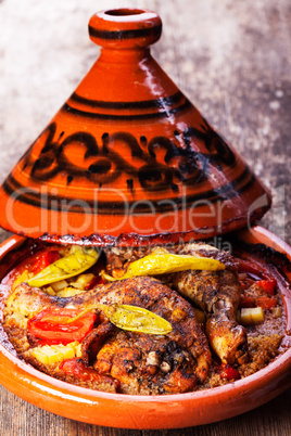 Hähnchenschenkel in einer Tajine