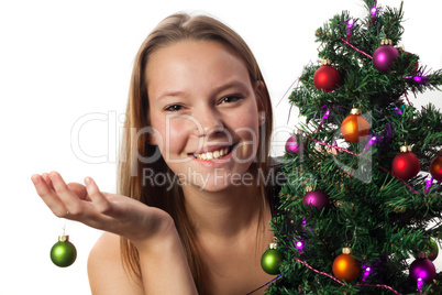 Frau schmückt einen Weihnachtsbaum
