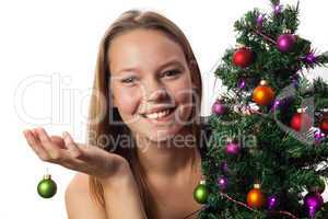 Frau schmückt einen Weihnachtsbaum