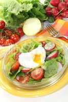 Salat mit pochiertem Ei und Tomaten