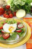 Salat mit pochiertem Ei und Radieschen