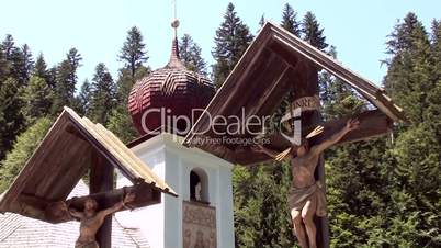 Holzkreuze und Kirchturm