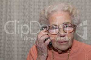 Eine alte Frau mit dem Handy