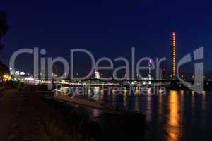 Düsseldorfer Skyline bei Nacht