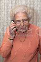 Eine alte Frau mit dem Handy