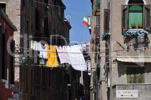 Wäsche an einem Haus in Venedig