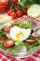 Salat mit pochiertem Ei und Zwiebeln