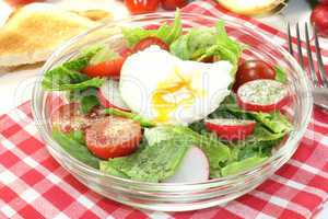 Salat mit pochiertem Ei, Tomaten und Radieschen