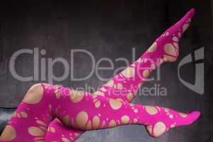 Frauenbeine in rosa Strumpfhose