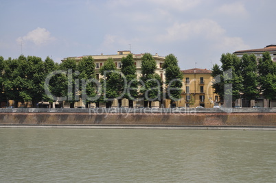 Ufer der Etsch in Verona