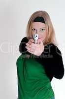 Frau zielt mit Pistole