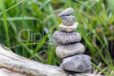 Steinpyramide vor Strandhafer