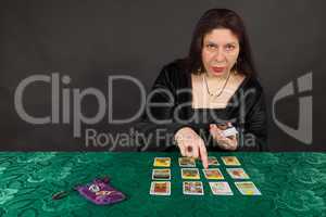 Eine Frau legt Tarot Karten