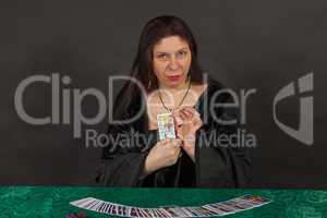 Eine Frau legt Tarot Karten