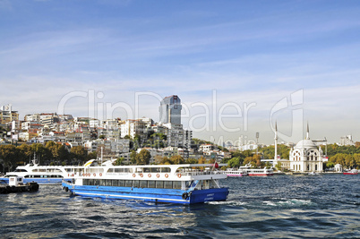 Blick vom Bospäorus auf das moderne Istanbul mit der Dolmabahce