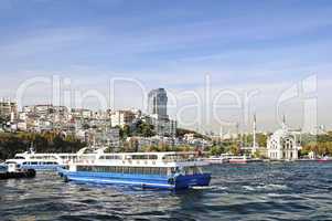 Blick vom Bospäorus auf das moderne Istanbul mit der Dolmabahce
