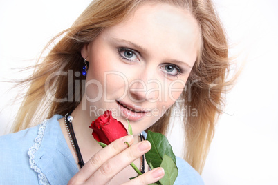 Junge Frau mit Rose