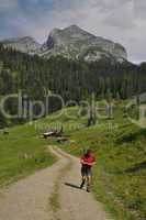 Wanderer an der Grundalm bei Werfenweng