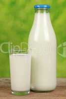 Milch in der Flasche und in einem Glas