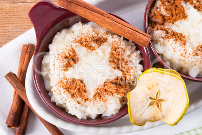 milk rice with cinnamon and applesauce