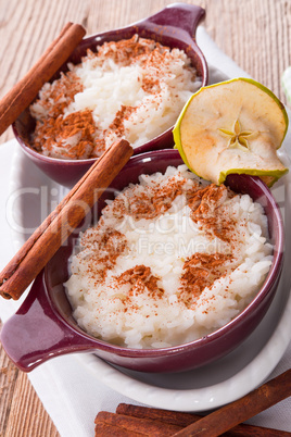 milk rice with cinnamon and applesauce