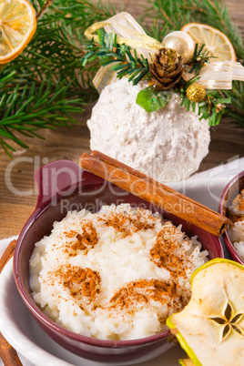 milk rice with cinnamon and applesauce