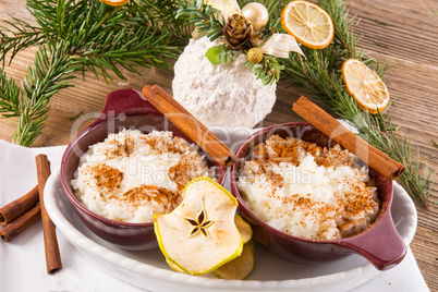 milk rice with cinnamon and applesauce