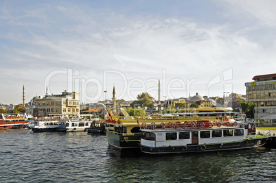 Der Stadtteil Eminönü mit seinen Fähranlegestellen