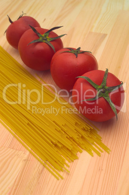 fresh tomato and spaghetti pasta