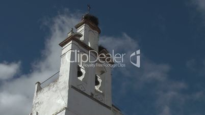 spanische Kirche vor blauem himmel mit wolken