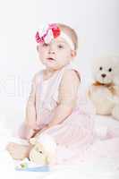 Baby kleinkind mädchen mit rosa kleid