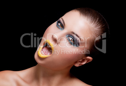 Junge Frau mit extrem makeup mit gelben lippen