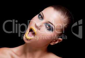 Junge Frau mit extrem makeup mit gelben lippen